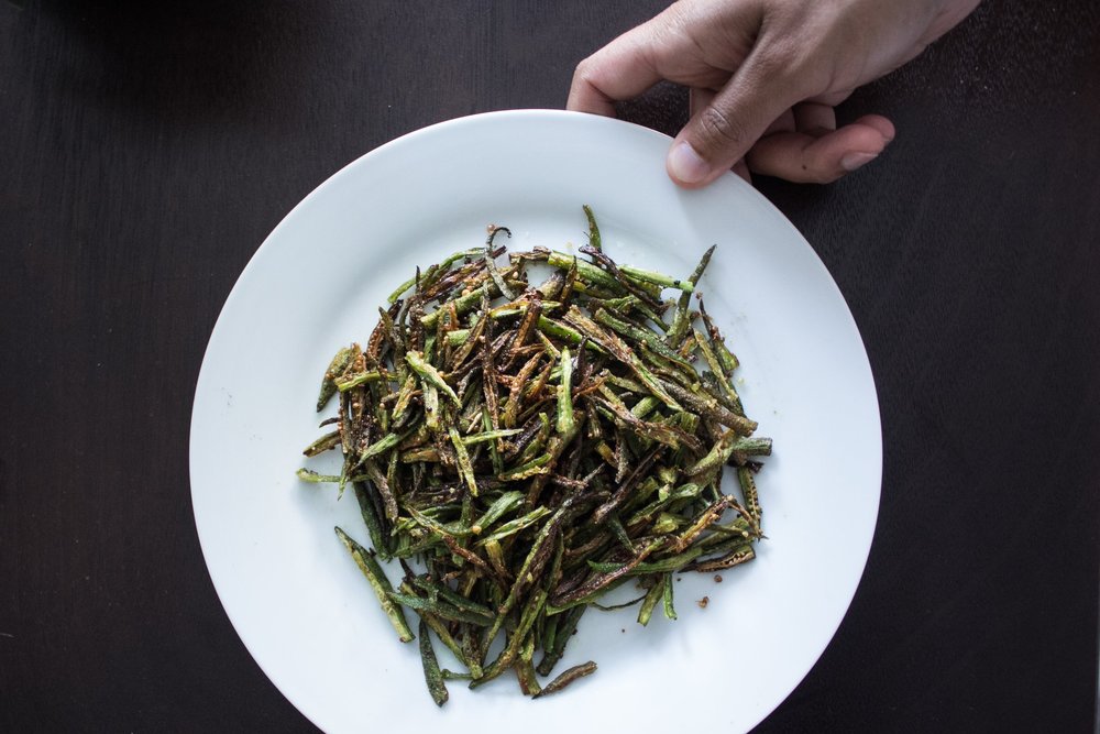 fried-bhindi-hand