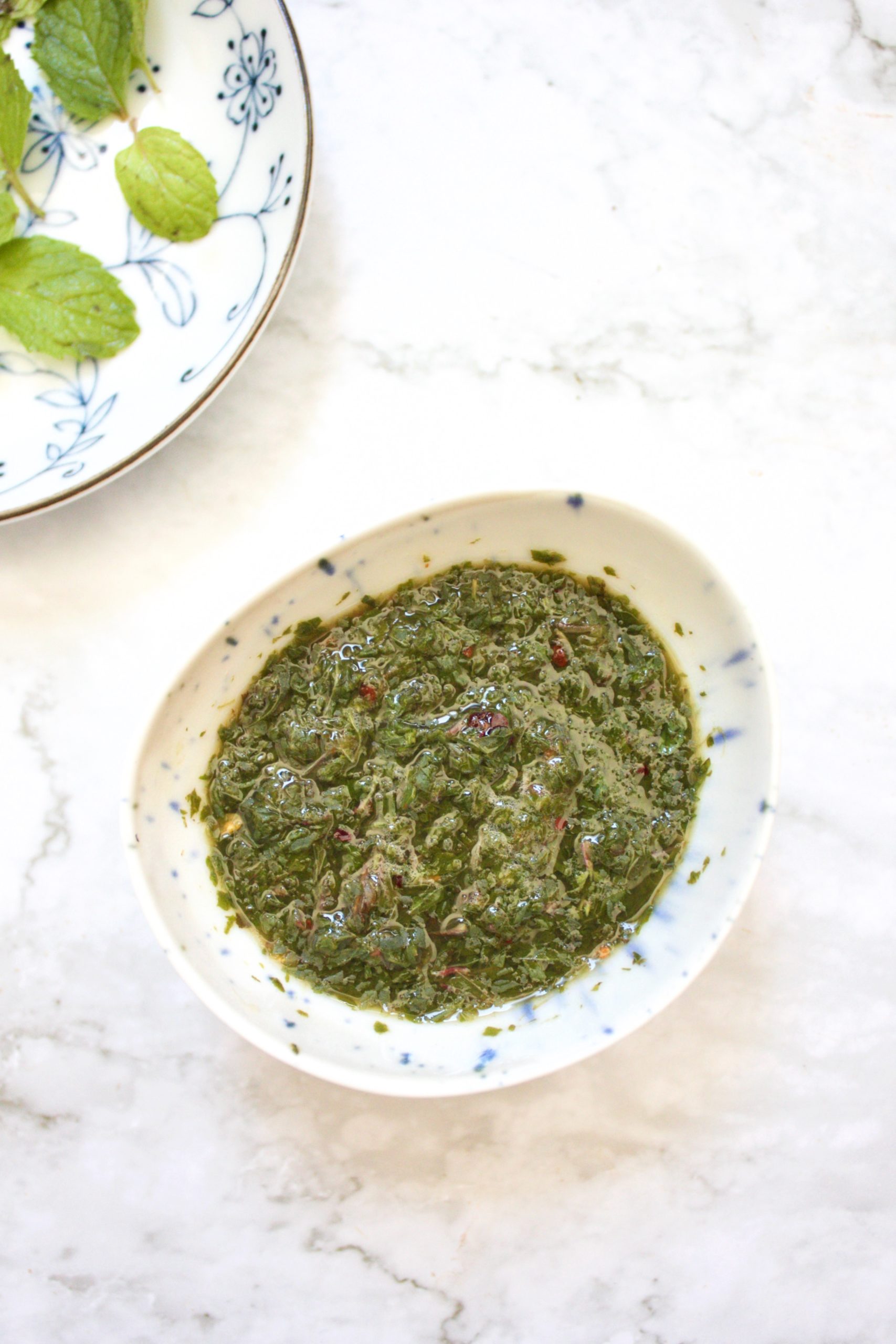 Podine ki chutney alongside mint leaves 