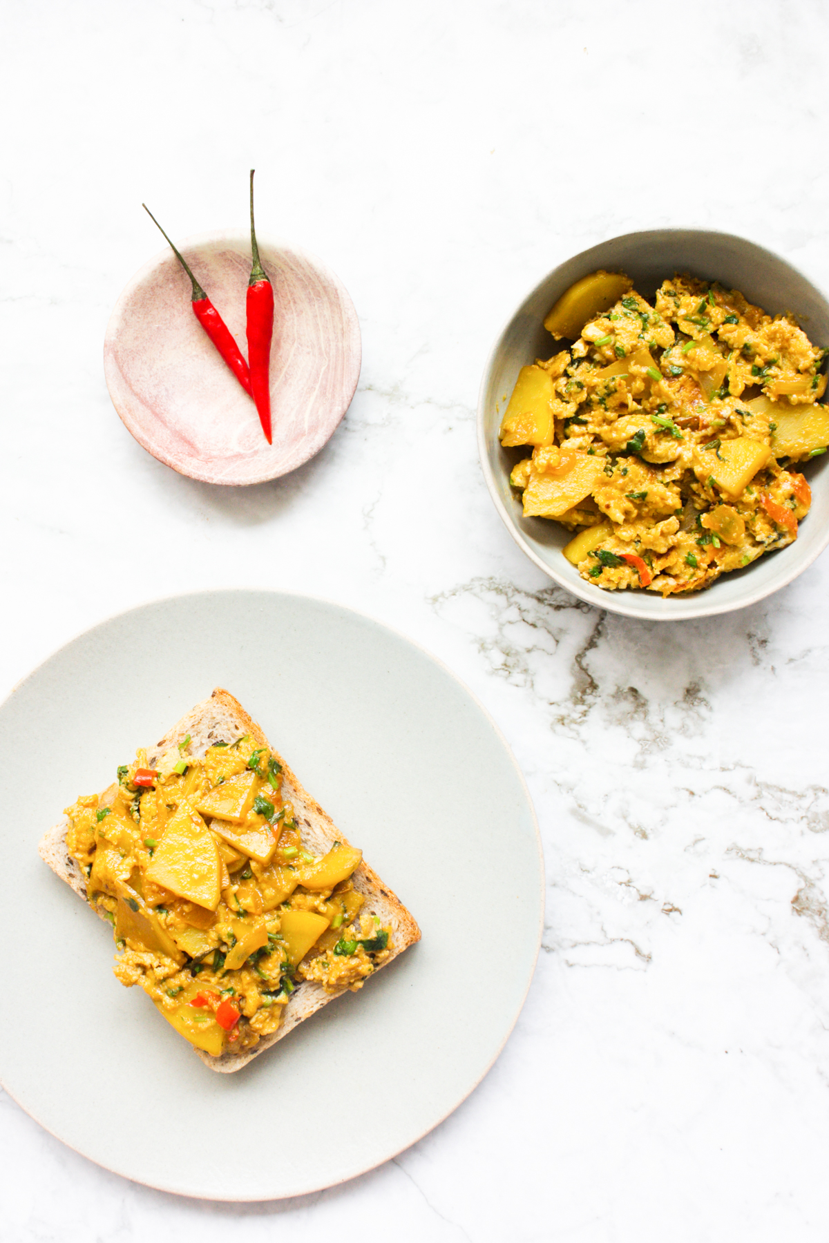 Khagina on toast on a plate alongside khagina in a bowl